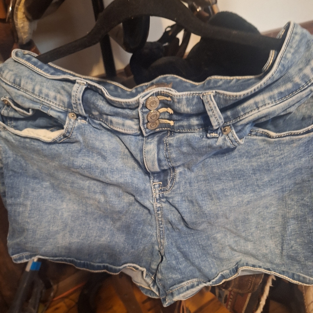 Torrid Stylish Blue Denim Shorts Size 18  3 Button
